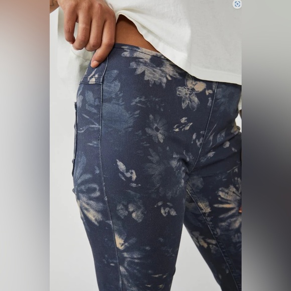 🌟FREE PEOPLE Penny Pull-On Printed Flare Jeans-Navy Combo-Size 27-28-29 - Picture 9 of 15